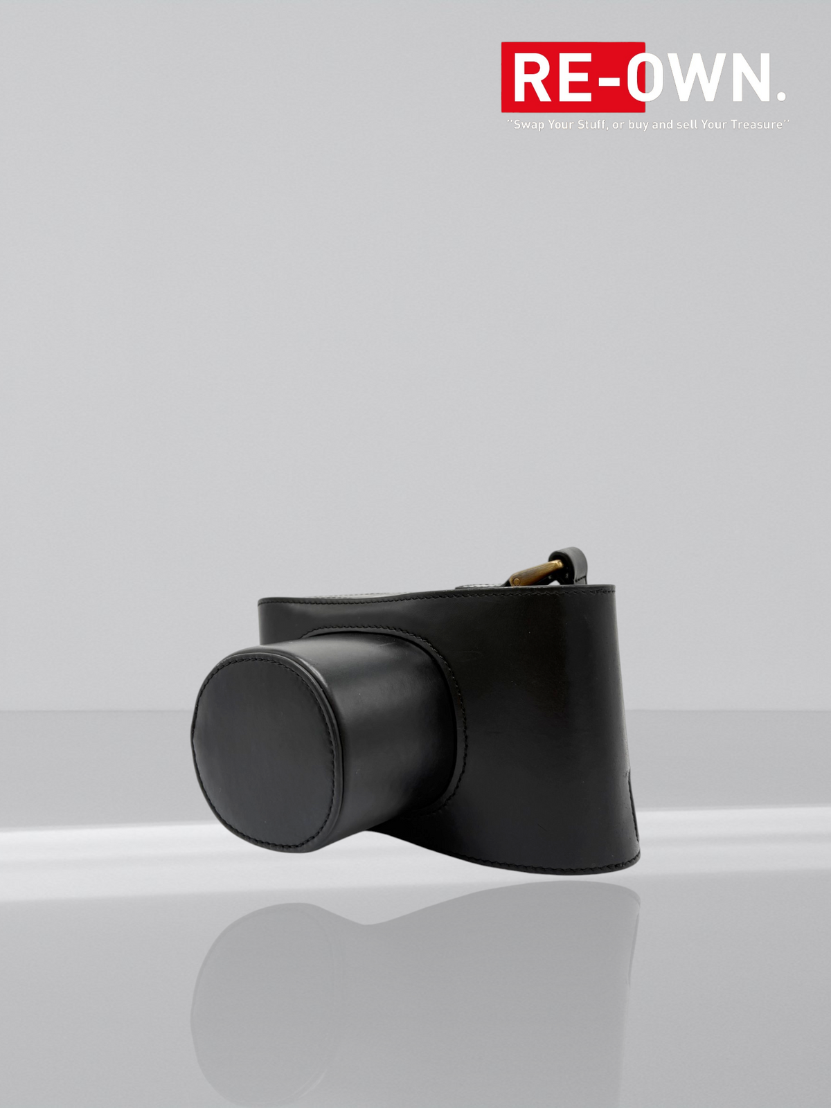 Oberwerth Crossbody holster for Leica M and Q